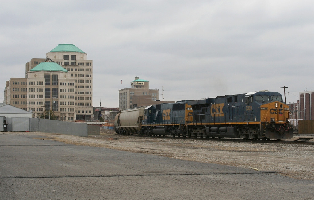 CSX SB freight on NS to Cinci